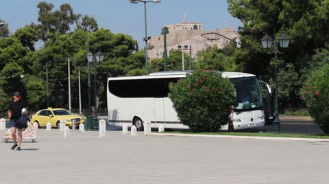 Tour Bus Underneath Acropolis Vídeo Stock 32690105