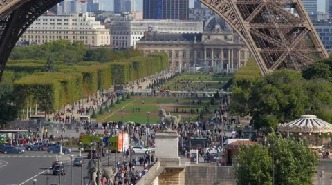 Tour Eiffel and crowded streets with traffic 스톡 동영상 58606393