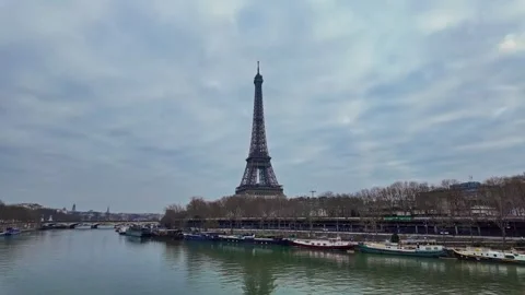 Tour Eiffel and Seine River seen from Pont Bir Hakeim bridge, Paris cityscape Video stock 305648827