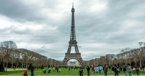 Tour Eiffel Tower Day Time Lapse 4K with Tourists in a cloudy Day in Paris 動画素材 94651546