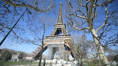 Tour Eiffel tower during a sunny spring day. 스톡 동영상 171621097