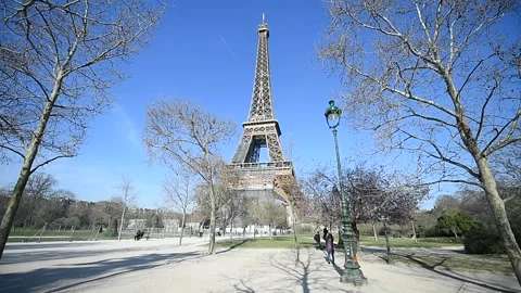 Tour Eiffel tower during a sunny spring day. 스톡 동영상 171621098