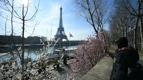 Tour Eiffel tower during a sunny spring day. 스톡 동영상 171621100