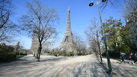 Tour Eiffel tower during a sunny spring day. 스톡 동영상 171621198