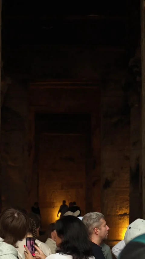 Tour groups explore the temple of Dendera or the temple of Hathor in Egypt. Vídeo Stock 334946036