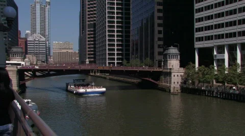 Touring on the Chicago River Video stock 264863