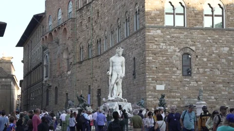 Tourist around statue in Piazza della Signoria on a sunny day 库存影片 221074053