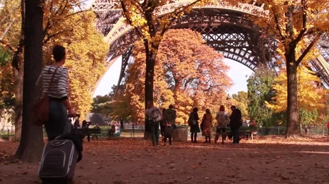 Tourist arrives to Eiffel Tower in Autumn and takes photo Stock Footage