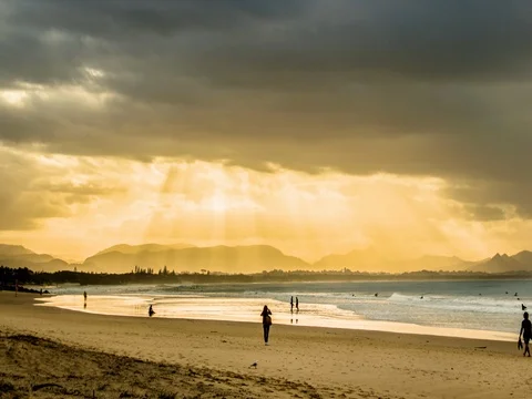 Tourist at beach during sunset Vídeos de archivo 76101205