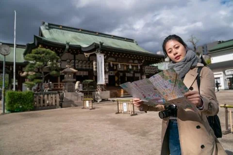 Tourist is checking the route on the map 库存照片