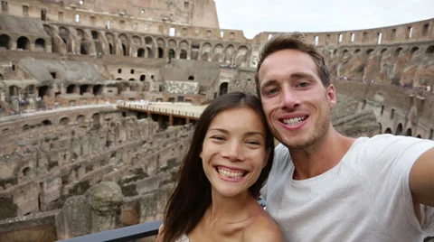 Tourist couple on travel in Rome in Coliseum Stock Footage