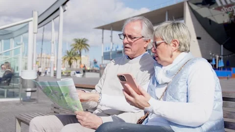 Tourist couple using phone application. Stock-Footage 272482881