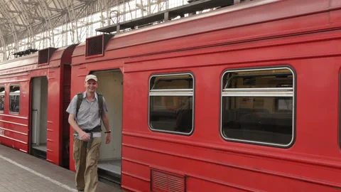 Tourist descending from the train 스톡 동영상 85922333