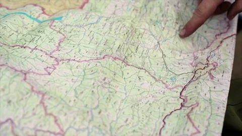 Tourist determine the route map Видео 73803855
