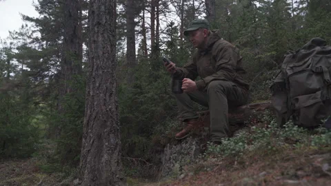 The tourist is drinking 库存影片 161427650