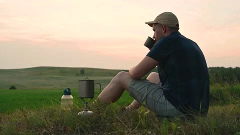 Tourist drinking tea from a mug in the camp. 库存影片 140471445