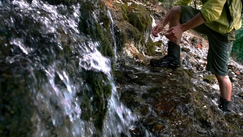 A tourist drinks from a waterfall Video stock 94842016