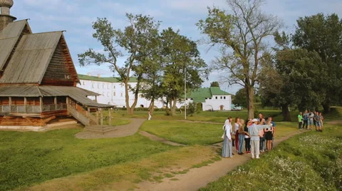 Tourist excursion. people in Suzdal Stock Footage 68189183