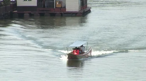 Tourist ferry driving down river kwai, in Kanchanaburi, Thailand 스톡 동영상 43078762