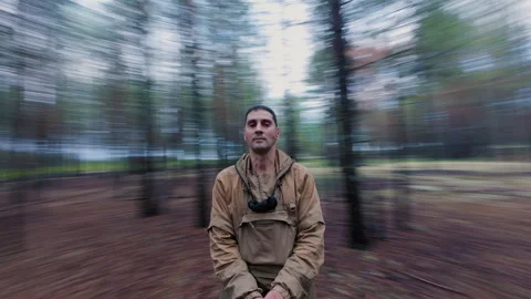 A tourist in the forest is walking in a circle, taking selfies. 스톡 동영상 342538665