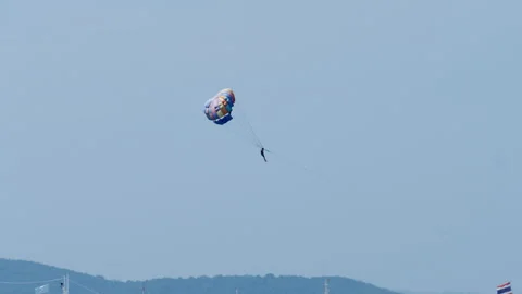Tourist having fun while parasailing in front of a beachfront of a popular Vídeo Stock 270111002