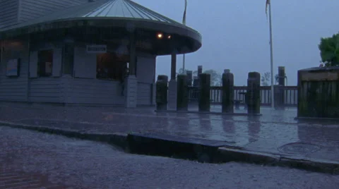 Tourist Information Booth Raining Vídeo Stock 41776744