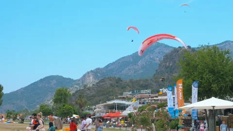 Tourist with instructor with skydiving Vidéo 245934406
