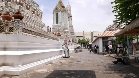 Tourist lie down on ground to make picture of Wat Arun temple, Bangkok Stock Footage 90216918