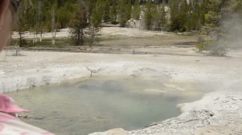 Tourist looking at geyser Vidéo 39007403