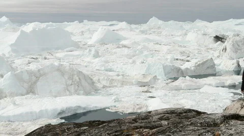 Tourist looking at glacier Video stock 851405