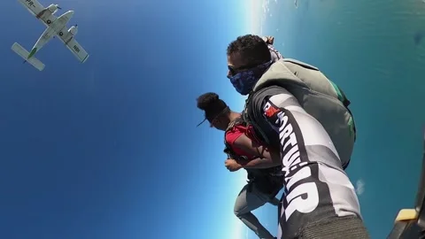 A tourist make skydiving with the Instructor over Barra da Tijuca beach. 库存影片 210866874