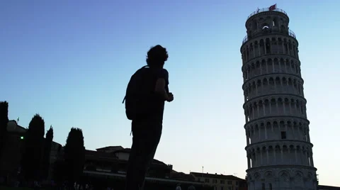 Tourist Man Admires Leaning Tower Pisa Italy Dusk 4K Stock Footage Vídeo Stock 59199009