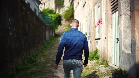 Tourist man walking though poor neiborhood narrow streets Porto, Portugal. Vídeos de archivo 237691682