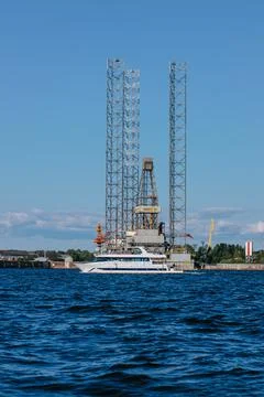 A tourist or excursion ship sails in the waters of the Gulf of Finland against Foto stock