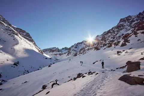 Tourist path through the snow fields in high altitude of Atlas mountains Moro Foto stock
