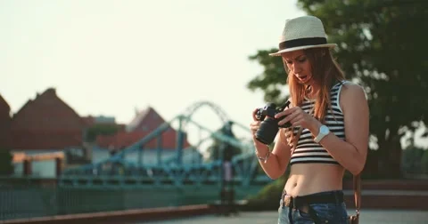 Tourist photographer changing a battery in the camera. Slow Motion. Vidéo 53461853