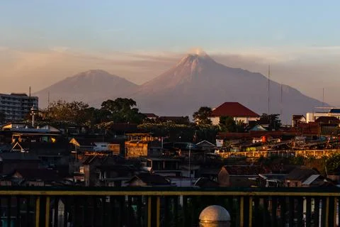 Tourist Photographing Active Mount Merapi Volcano from Bridge at Sunset, Ve.. 스톡 사진