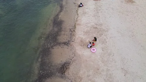 TOURIST PLAYING ON BEACH 库存影片 201213208