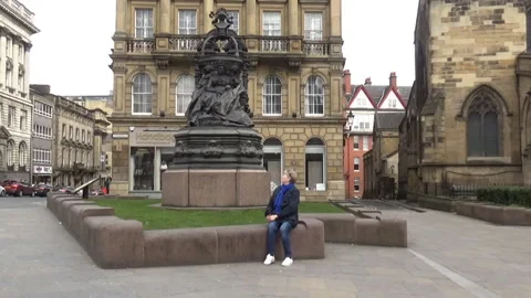 Tourist sat down looking at a statue Stock-Footage 92377610