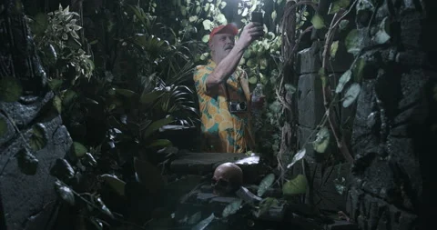 Tourist searching for network coverage in the wilderness Video stock 147633289