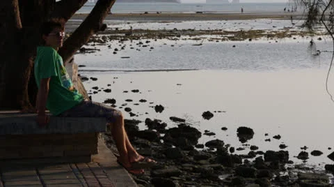 Tourist sitting on the bench Video stock 22762963