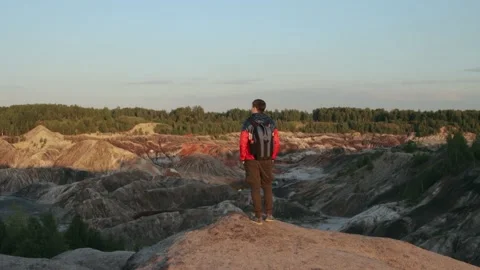 A tourist standing on the edge of a cliff 库存影片 133365748