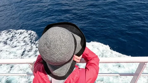 A tourist stands on the deck and sails to Elba Island. 库存影片 329003978