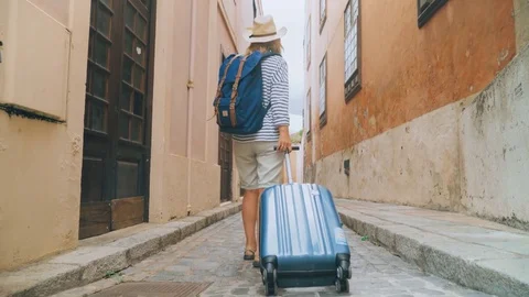 Tourist with a suitcase looking for accommodation place Vídeos de archivo 72238357