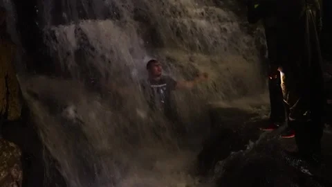 Tourist taking a shower under a waterfall inside Jumandy Caves Vídeos de archivo 334934722