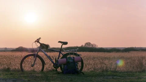  Tourist team. Bicycle and sunset 4K. Time lapse. RAW output, without birds. Stockbeeldmateriaal 63393530