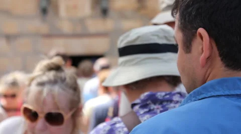 Tourist tour guide waiting Stock Footage 32155401