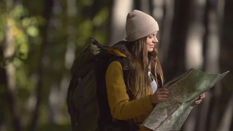 Tourist Uses Map in Forest 库存影片 81132215