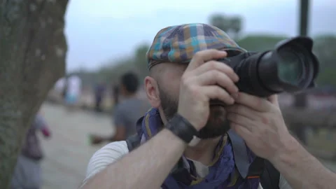 Tourist using camera and doing photos 스톡 동영상 98589663