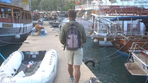 Tourist Walking Narrow Streets Vidéo 105834412